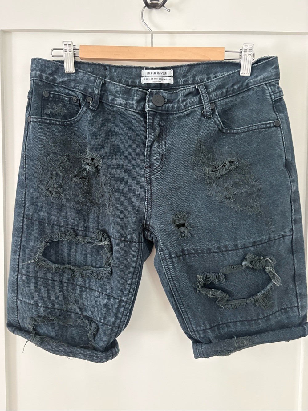 One x One Teaspoon • Black Wash Relaxed slouchy fit long denim short sz 29